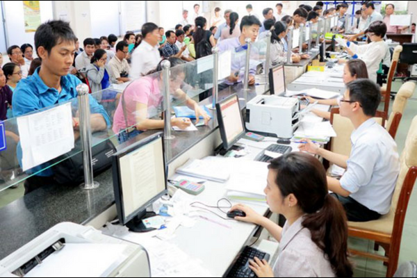 Cán bộ phòng kinh doanh kiểm tra hồ sơ Cán bộ phòng kinh doanh kiểm tra hồ sơ