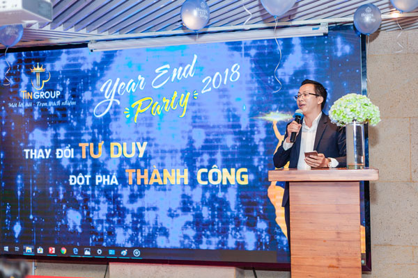 Giám đốc Nguyễn Văn Khải phát biểu trong buổi tiệc Giám đốc Nguyễn Văn Khải phát biểu trong buổi tiệc