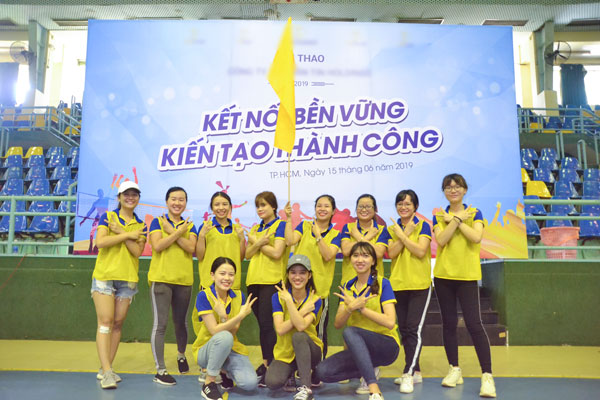 Những cô gái mạnh mẽ của đội 4 trong sắc áo màu vàng Những cô gái mạnh mẽ của đội 4 trong sắc áo màu vàng