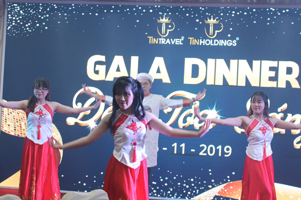 Sự thành công của chương trình là nhờ những tiết mục văn nghệ đến từ các nhân viên Sự thành công của chương trình là nhờ những tiết mục văn nghệ đến từ các nhân viên