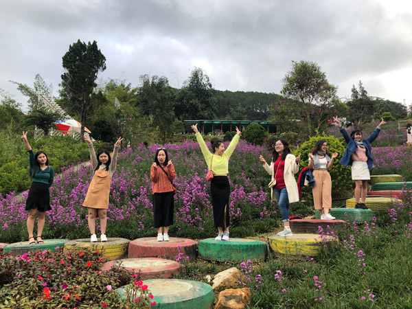 Các cô nàng Doanh Nghiệp Đầu Tư cùng thả dáng tại Que Garden Các cô nàng Doanh Nghiệp Đầu Tư cùng thả dáng tại Que Garden