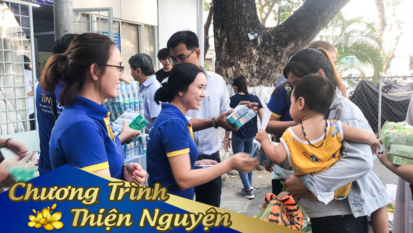 Chị Nguyễn Thị Viện – Trưởng phòng Điều phối đơn hàng đang thăm hỏi bệnh nhân Chị Nguyễn Thị Viện – Trưởng phòng Điều phối đơn hàng đang thăm hỏi bệnh nhân