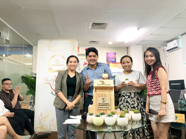 Những lá thư tay được cho vào hộp THANKS BOX Những lá thư tay được cho vào hộp THANKS BOX