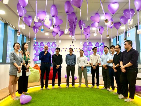Cánh mày râu Doanh Nghiệp Đầu Tư lần lượt gửi lời chúc đến chị em trong công ty Cánh mày râu Doanh Nghiệp Đầu Tư lần lượt gửi lời chúc đến chị em trong công ty