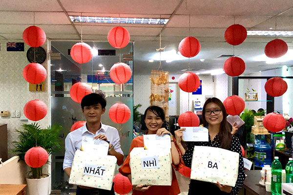 Những đội chơi xuất sắc dành chiến thắng cuộc thi trang trí lòng đèn Những đội chơi xuất sắc dành chiến thắng cuộc thi trang trí lòng đèn