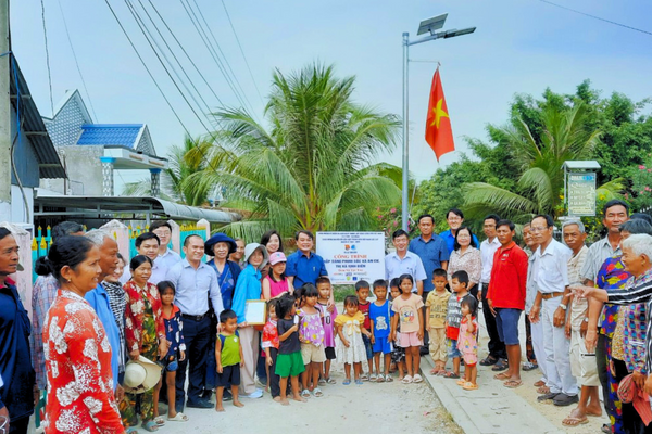 29 phần học bổng được trao đến các em học sinh nghèo học giỏi, vượt khó